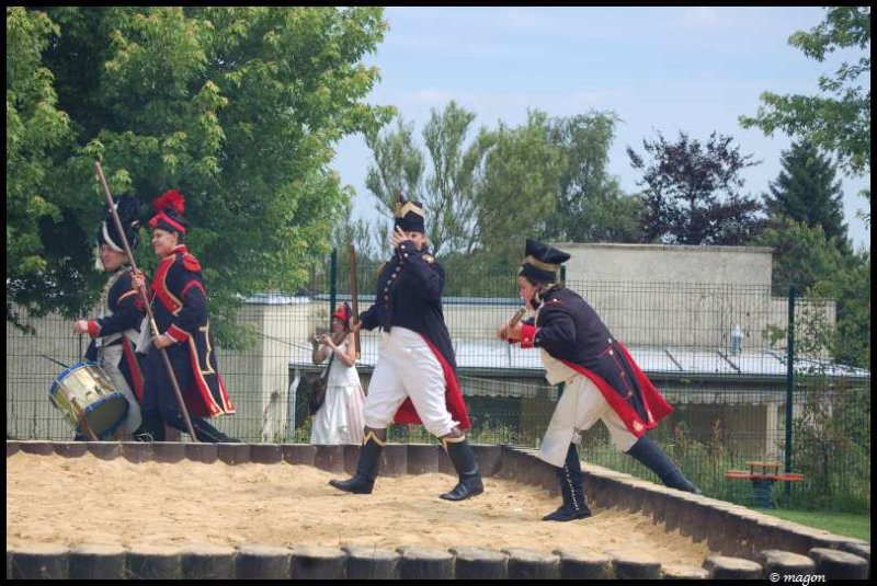 Napoleonic Bivouac в Люксембурге: солдаты в мундирах 1800-х, барабан и флаг