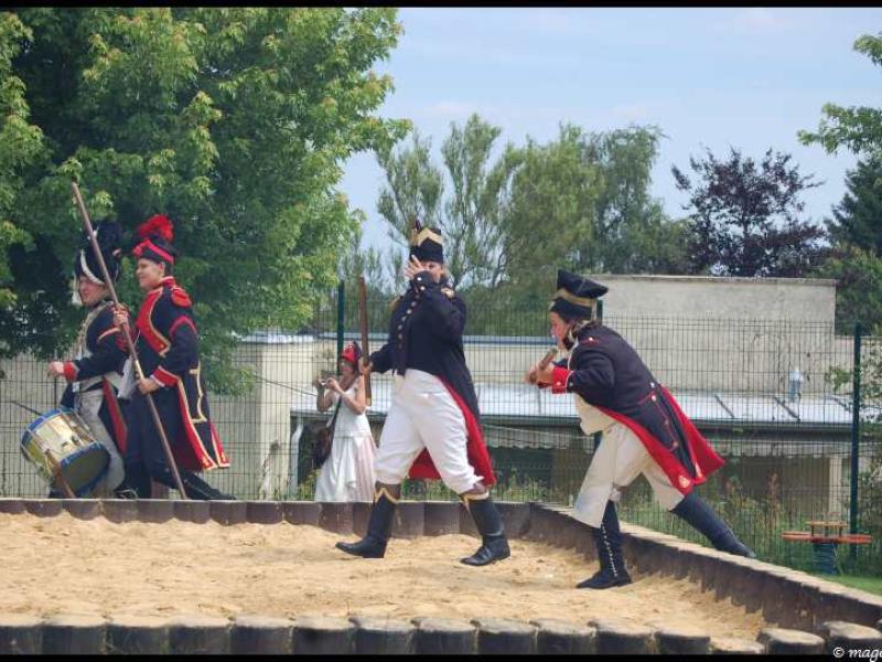 Napoleonic Bivouac в Люксембурге: солдаты в мундирах 1800-х, барабан и флаг