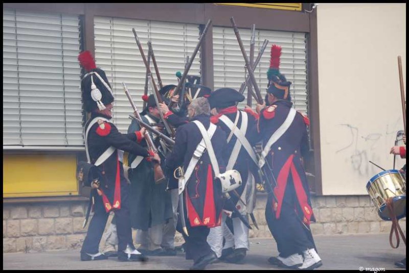 Napoleonic Bivouac в Люксембурге: солдаты в мундирах 1812 года с ружьями и барабаном