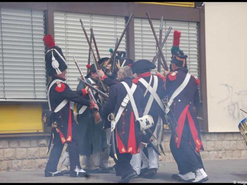 Napoleonic Bivouac в Люксембурге: солдаты в мундирах 1812 года с ружьями и барабаном