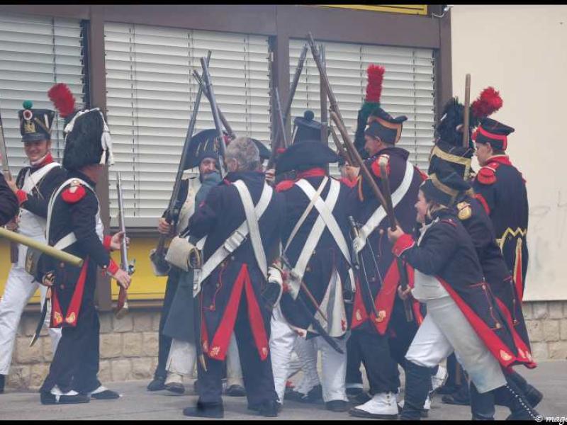 Napoleonic Bivouac в Люксембурге: солдаты в мундирах 1800-х с ружьями и штыками