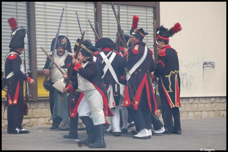 Napoleonic Bivouac в Люксембурге: солдаты в мундирах эпохи Наполеона у здания с жалюзи