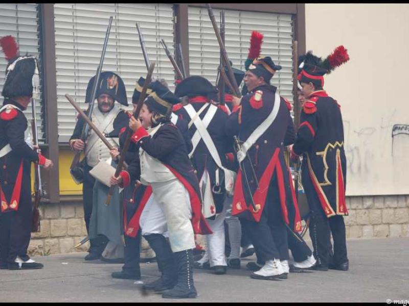 Napoleonic Bivouac в Люксембурге: солдаты в мундирах эпохи Наполеона у здания с жалюзи