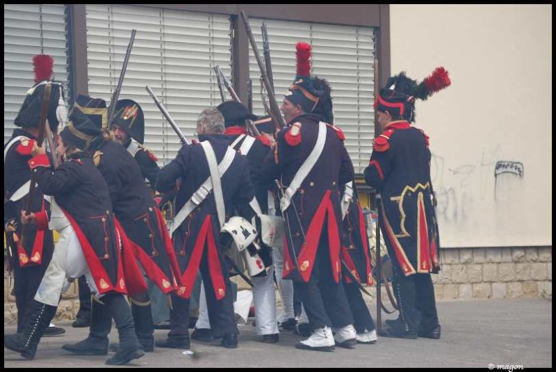 Napoleonic Bivouac в Люксембурге: солдаты в красно-чёрных мундирах с пиками