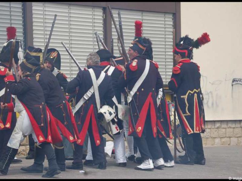 Napoleonic Bivouac в Люксембурге: солдаты в красно-чёрных мундирах с пиками