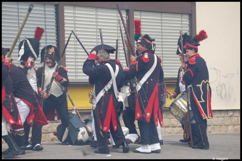 Napoleonic Bivouac в Люксембурге: солдаты в красно-чёрных мундирах с пиками и барабаном