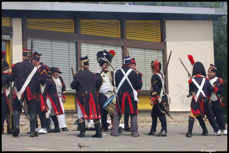 Napoleonic Bivouac в Люксембурге: солдаты в мундирах эпохи Наполеона у современного здания
