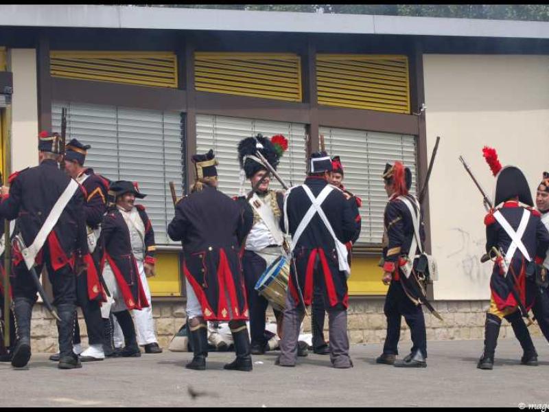 Napoleonic Bivouac в Люксембурге: солдаты в мундирах эпохи Наполеона у современного здания