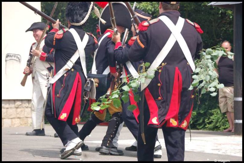Napoleonic Bivouac в Люксембурге: солдаты в красно-чёрных мундирах с штыками