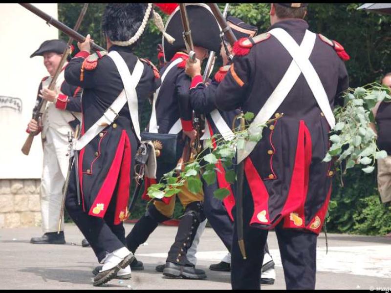 Napoleonic Bivouac в Люксембурге: солдаты в красно-чёрных мундирах с штыками