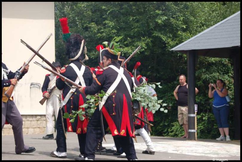 Napoleonic Bivouac в Люксембурге: солдаты в красно-чёрных мундирах с ветвями лавра