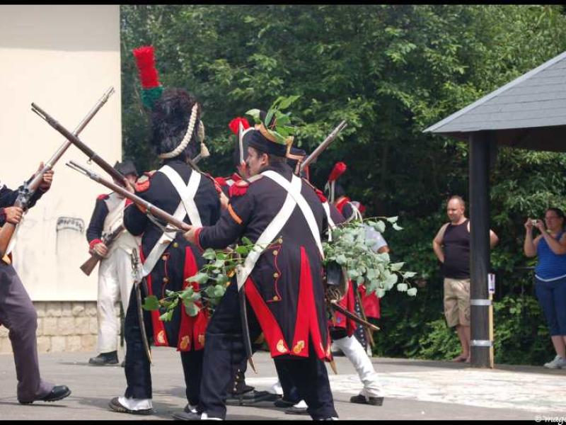 Napoleonic Bivouac в Люксембурге: солдаты в красно-чёрных мундирах с ветвями лавра