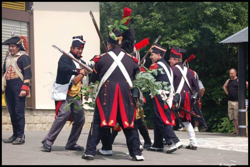 Napoleonic Bivouac в Люксембурге: солдаты в красно-чёрных мундирах с ружьями и ветками