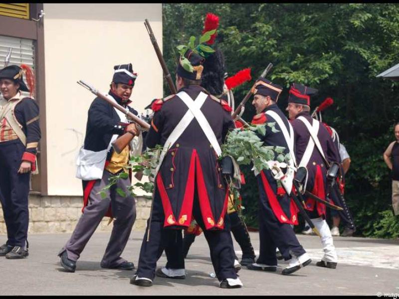 Napoleonic Bivouac в Люксембурге: солдаты в красно-чёрных мундирах с ружьями и ветками