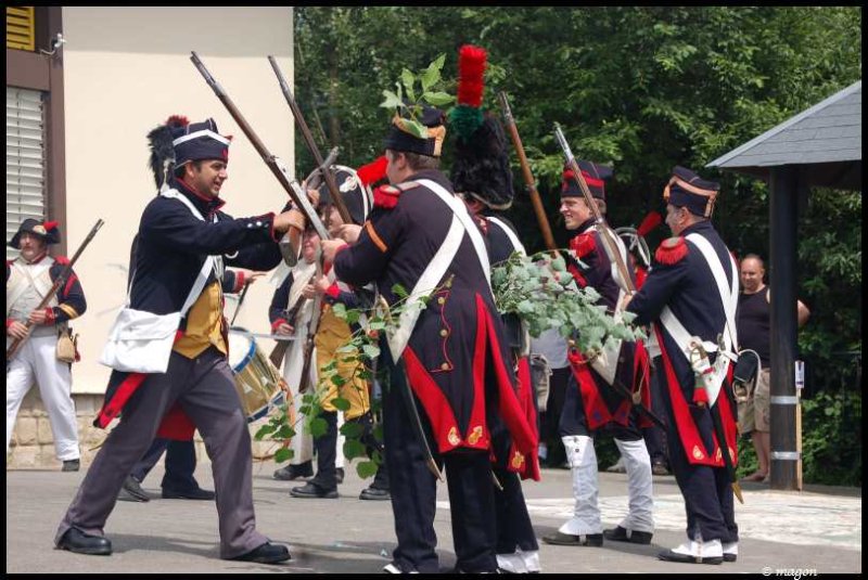 Napoleonic Bivouac в Люксембурге: солдаты в красно-чёрных мундирах с ружьями и ветвями