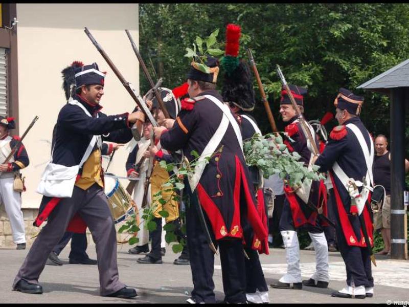 Napoleonic Bivouac в Люксембурге: солдаты в красно-чёрных мундирах с ружьями и ветвями