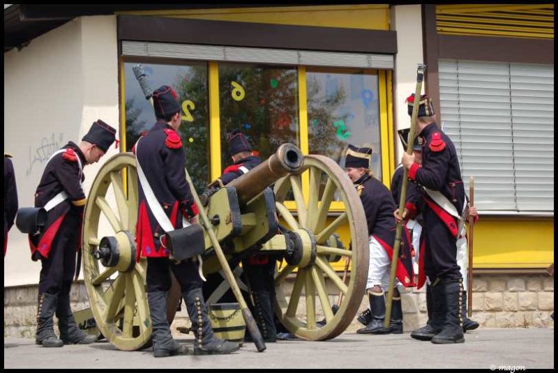 Napoleonic Bivouac в Люксембурге: солдаты у пушки с деревянными колёсами