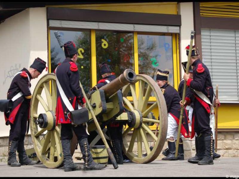 Napoleonic Bivouac в Люксембурге: солдаты у пушки с деревянными колёсами
