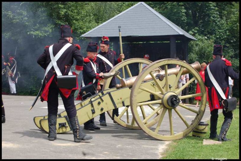 Napoleonic Bivouac в Люксембурге: солдаты у пушки с дымом и шляпами
