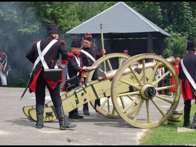 Napoleonic Bivouac в Люксембурге: солдаты у пушки с дымом и шляпами