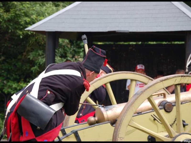 Napoleonic Bivouac в Люксембурге: солдат у пушки с красно-чёрным кивером
