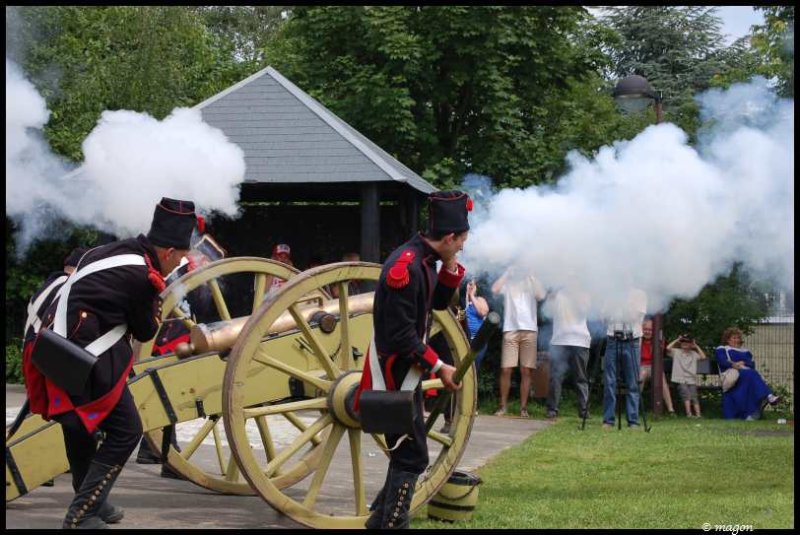 Napoleonic Bivouac в Люксембурге: солдаты у пушки с дымом