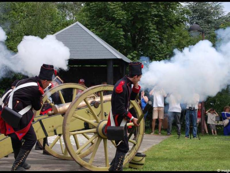 Napoleonic Bivouac в Люксембурге: солдаты у пушки с дымом