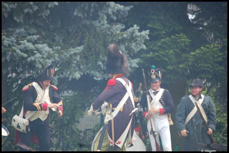 Napoleonic Bivouac в Люксембурге: солдаты в мундирах эпохи Наполеона у ели