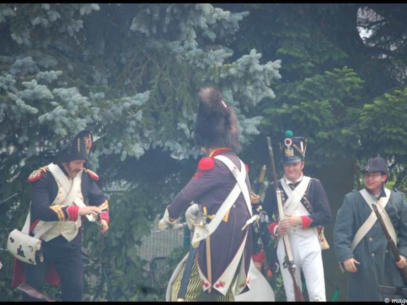 Napoleonic Bivouac в Люксембурге: солдаты в мундирах эпохи Наполеона у ели