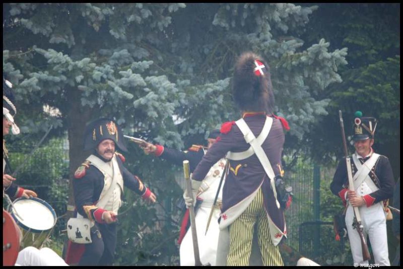 Napoleonic Bivouac в Люксембурге: солдаты в мундирах эпохи Наполеона у ели