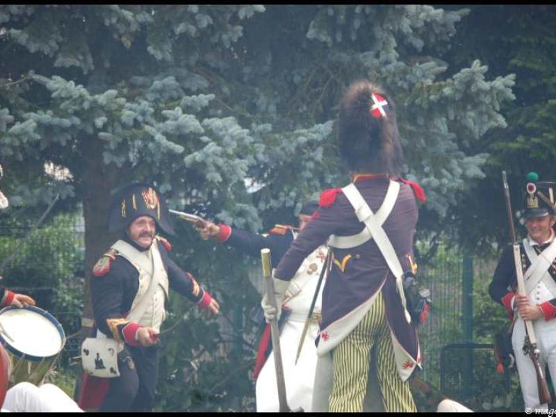 Napoleonic Bivouac в Люксембурге: солдаты в мундирах эпохи Наполеона у ели
