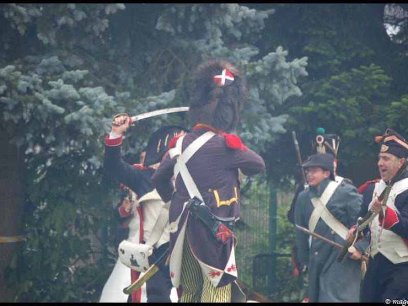 Napoleonic Bivouac в Люксембурге: сцена реконструкции боя у елей
