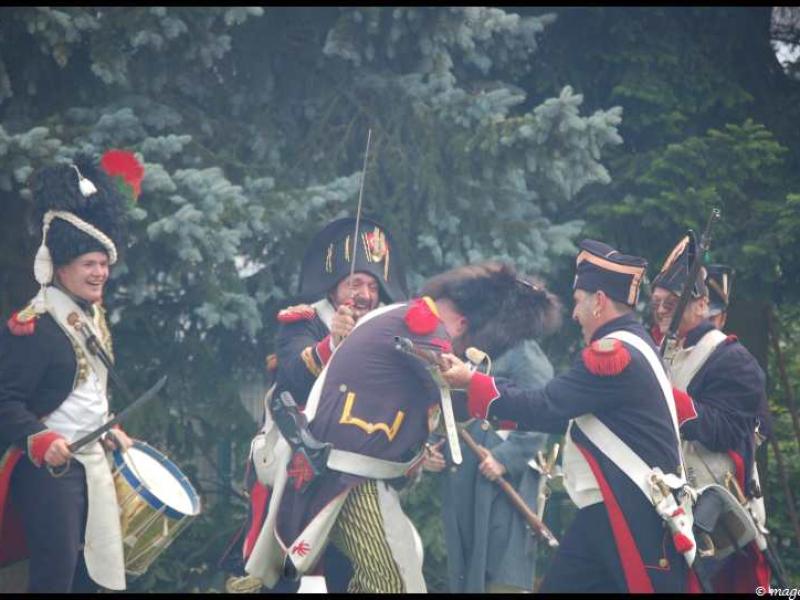 Napoleonic Bivouac в Люксембурге: сцена боя между французскими и русскими солдатами