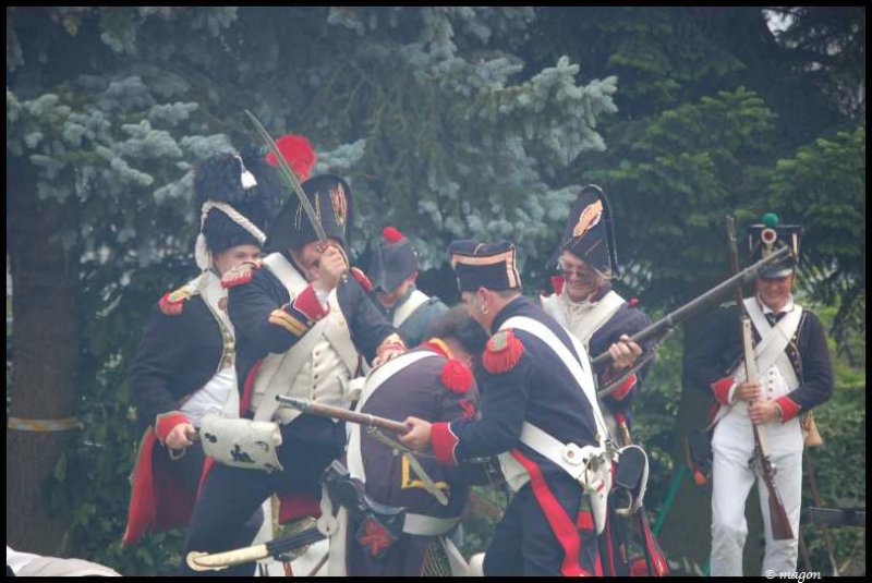 Napoleonic Bivouac в Люксембурге: сцена боя между французскими солдатами