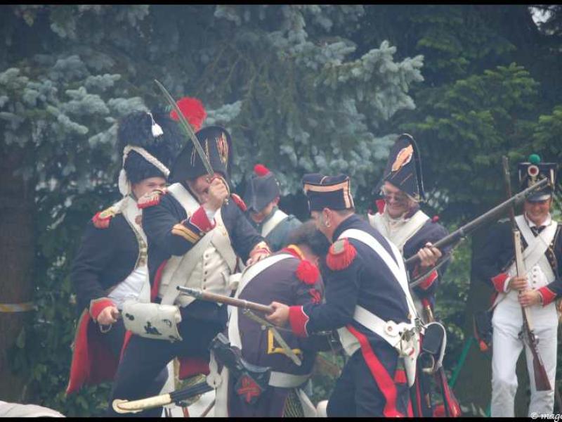 Napoleonic Bivouac в Люксембурге: сцена боя между французскими солдатами