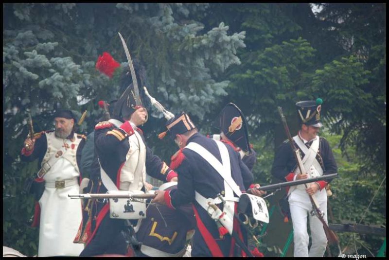 Napoleonic Bivouac в Люксембурге: солдаты в мундирах 1812 года у палаток