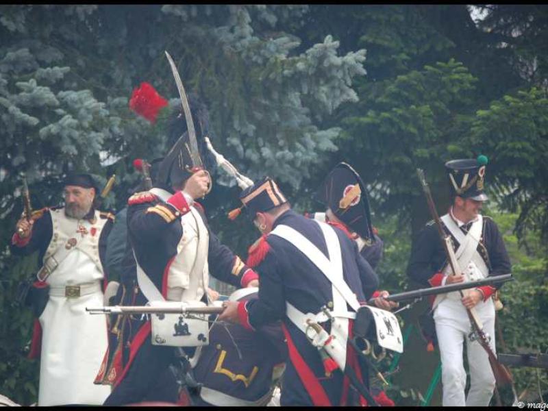 Napoleonic Bivouac в Люксембурге: солдаты в мундирах 1812 года у палаток