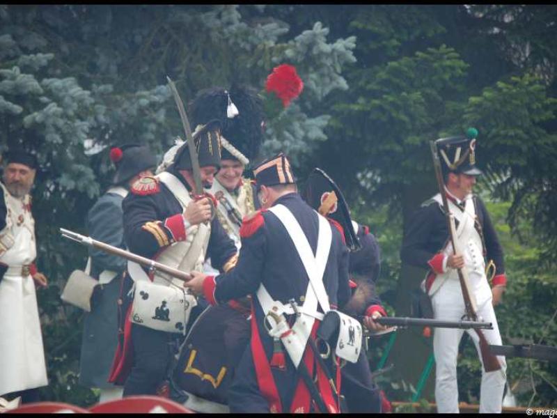 Napoleonic Bivouac в Люксембурге: солдаты в мундирах эпохи Наполеона у костра