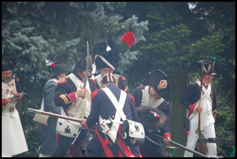 Napoleonic Bivouac в Люксембурге: солдаты в мундирах 1812 года у костра