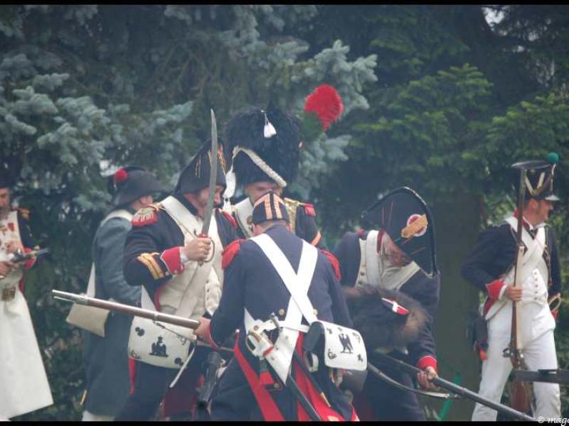 Napoleonic Bivouac в Люксембурге: солдаты в мундирах 1812 года у костра