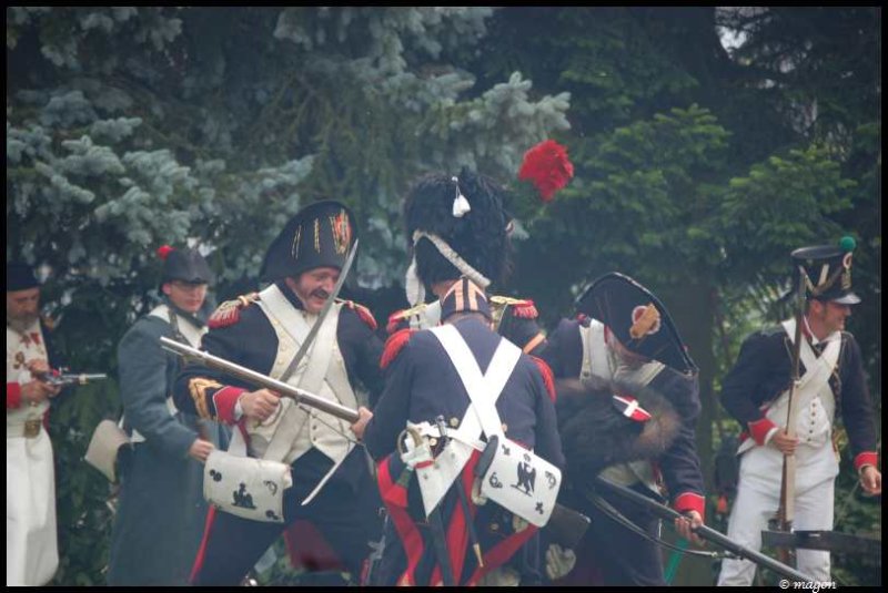 Napoleonic Bivouac в Люксембурге: солдаты в мундирах 1812 года у ели