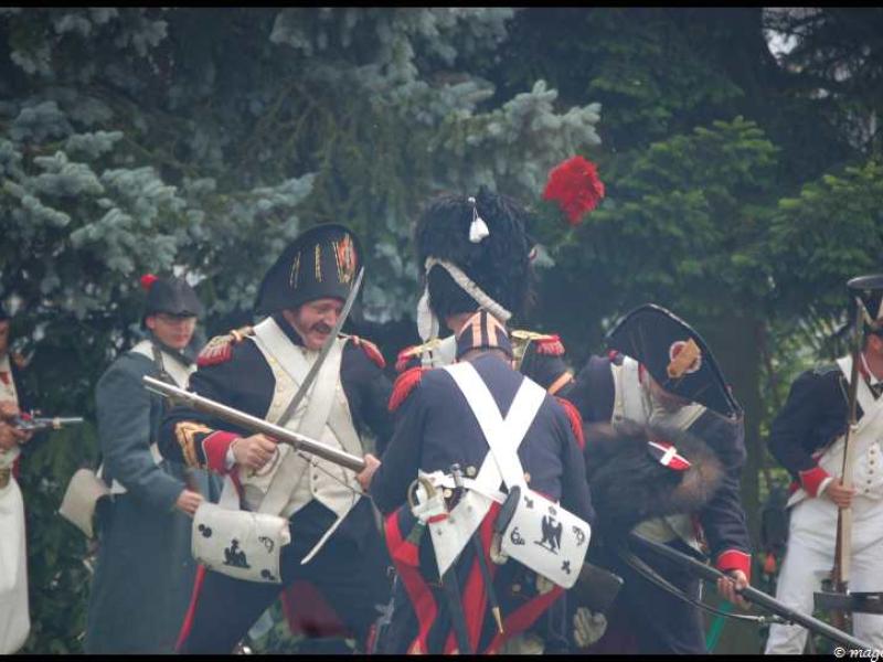 Napoleonic Bivouac в Люксембурге: солдаты в мундирах 1812 года у ели