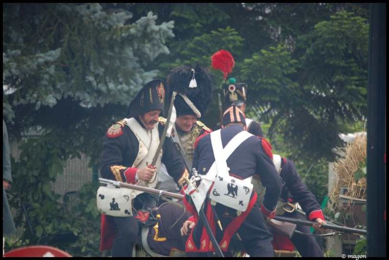 Napoleonic Bivouac в Люксембурге: солдаты в мундирах 1812 года у пушечного станка