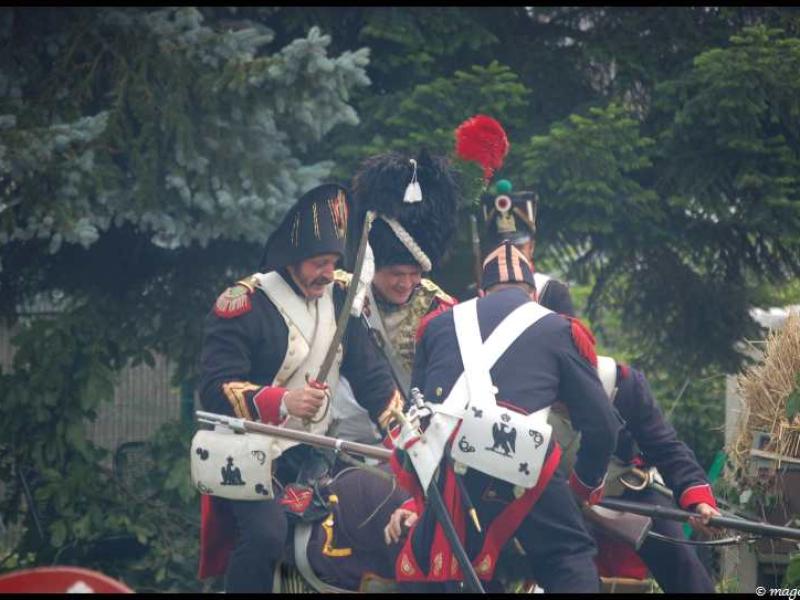 Napoleonic Bivouac в Люксембурге: солдаты в мундирах 1812 года у пушечного станка