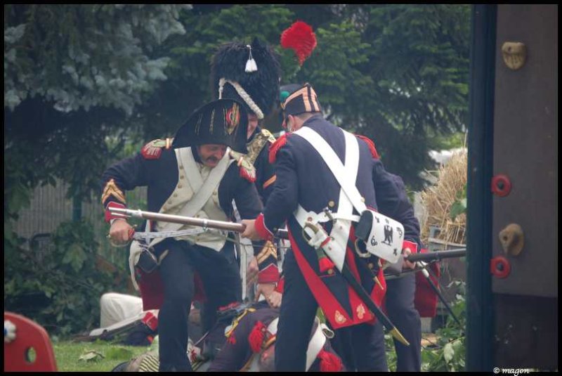 Napoleonic Bivouac в Люксембурге: сцена боя между французскими солдатами