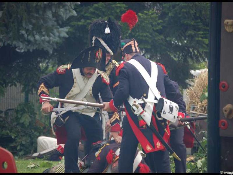 Napoleonic Bivouac в Люксембурге: сцена боя между французскими солдатами