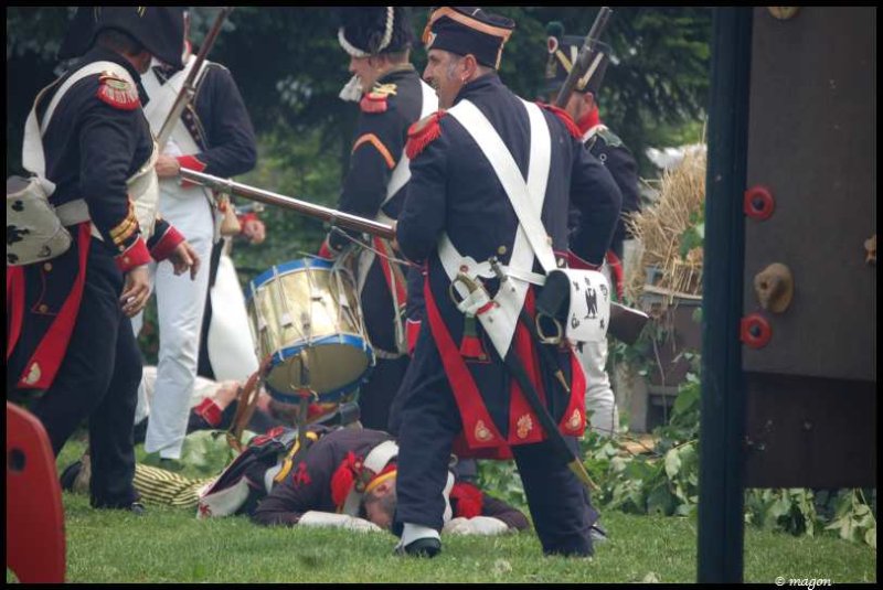 Napoleonic Bivouac в Люксембурге: солдаты в тёмно-синих мундирах с красными акцентами и барабаном на зелёной лужайке