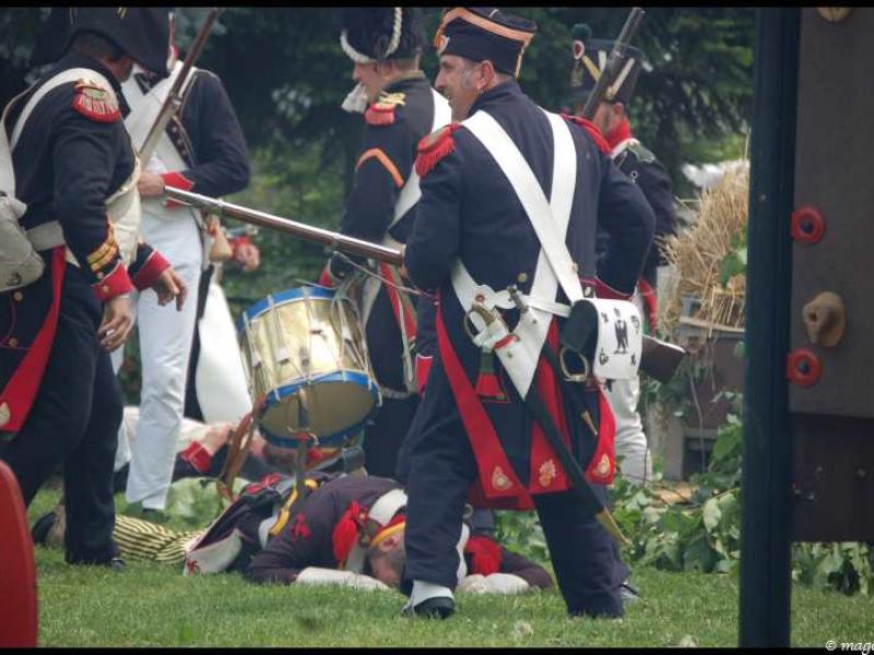 Napoleonic Bivouac в Люксембурге: солдаты в тёмно-синих мундирах с красными акцентами и барабаном на зелёной лужайке