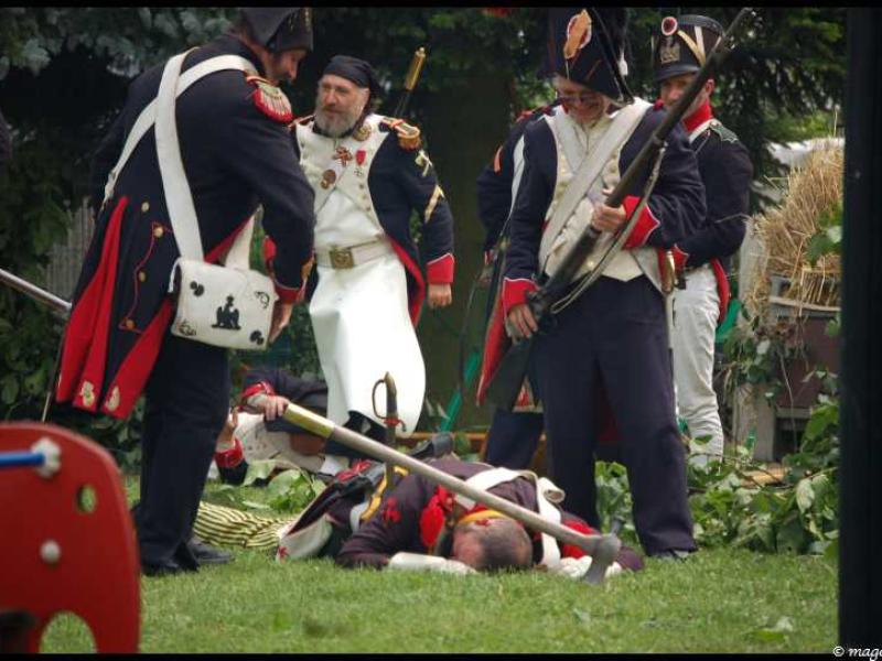 Napoleonic Bivouac в Люксембурге: сцена после боя на зелёной лужайке
