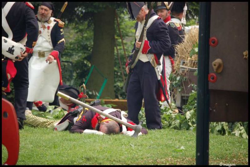 Napoleonic Bivouac в Люксембурге: солдат лежит на траве, окружённый реконструкторами